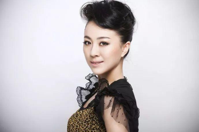 曲丹从辽宁大连走出的最美军花至今婚姻成谜