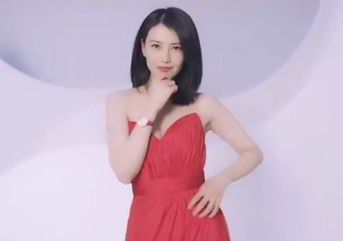 6月12日,"京城第一美女"高圆圆的最新广告曝光,产后复出的她,状态真不