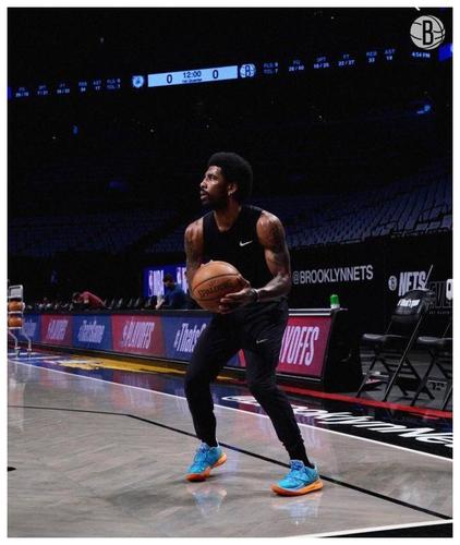 通过镜头可以看到,赛前的热身训练,欧文已经练得大汗淋漓.