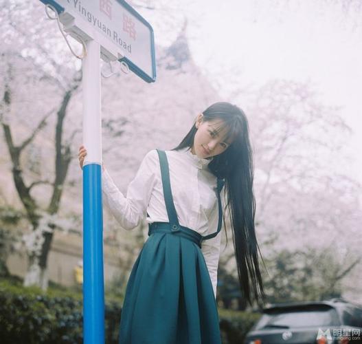 武大校花黄灿灿樱花写真曝光(2/10) - 明星图库