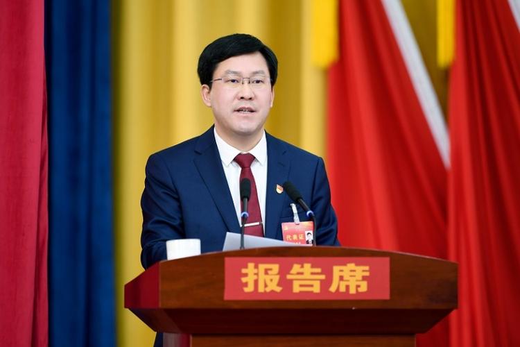 在热烈的掌声中,薛永琦代表中国共产党夏县第十五届委员会作了题为"