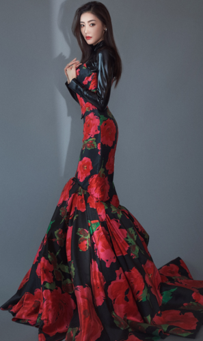 张天爱为证腰细直接让助理拿手测腰围,看到结果后,女生都崩溃了