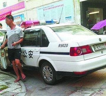 猜便衣男子穿拖鞋街头豁警车