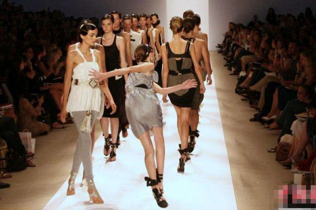 美女模特走秀突发意外,接下来的动作,让许多男子哭笑