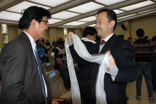 马铁峰为外宾敬献哈达大赛主办单位广西财经学院党委书记卞成林表示:"