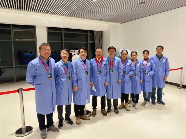 航天六院107台发动机23天护航全程完美 嫦娥携2公斤月壤回家!