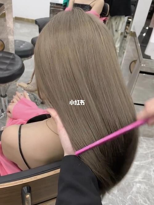 奶茶灰棕色,需要褪色,超_发色_发型_烫发_显白_奶茶_接头发_网红店