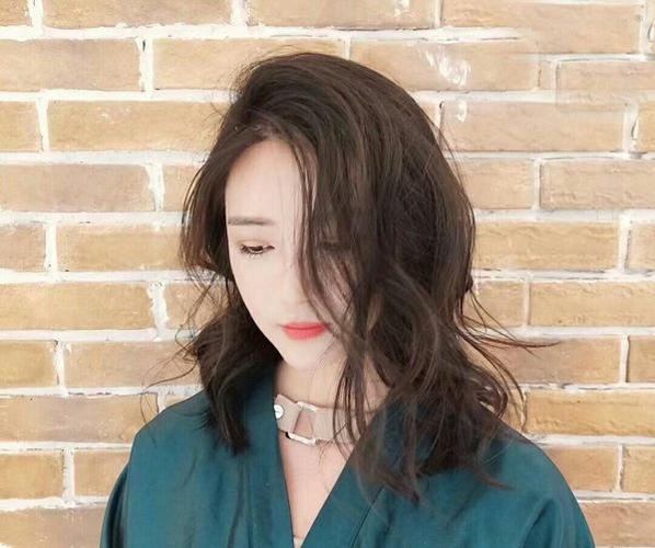 偏分中长发烫发发型