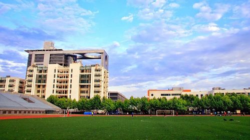 2005年8月22日,东营校区南门前举行中国石油大学挂牌仪式