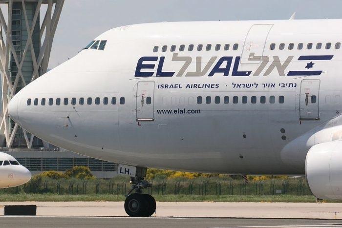 以色列一航空公司退役波音747在空中画出飞机形状