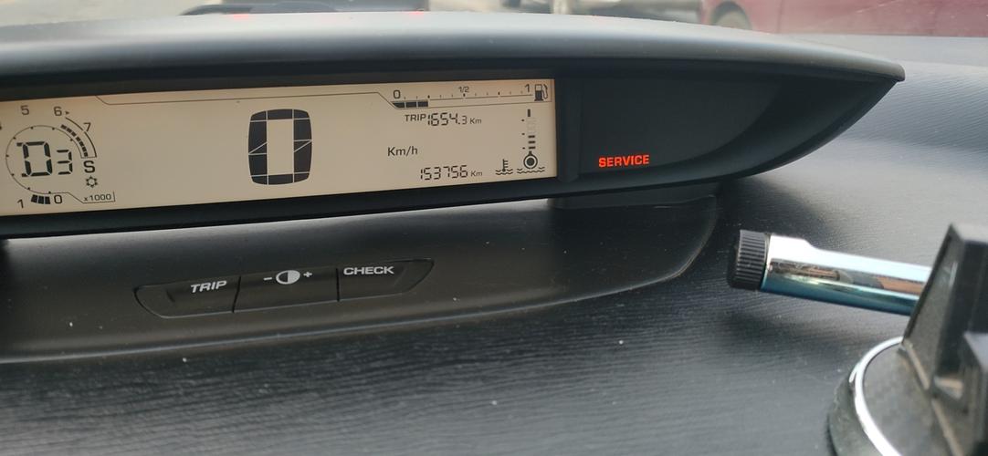 雪铁龙-世嘉 仪表盘servic灯亮显示变速箱故障雪花灯和s灯就同时闪