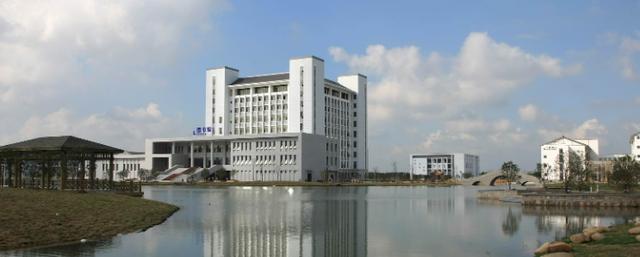 常熟理工学院前身是苏州师范专科学校,后与常熟职业大学合并为常熟