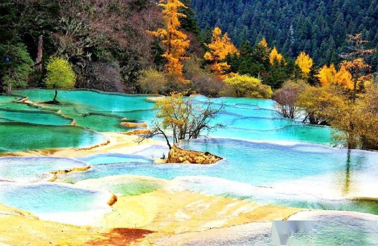 结构奇巧,色彩丰艳的地表钙华景观为主景,以罕见的岩溶地貌蜚声中外