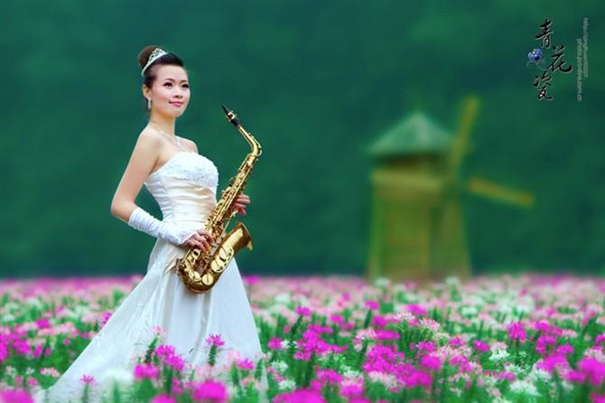【颜贤风·音画素材收藏】《萨克斯美女享受春天》人物素材3组