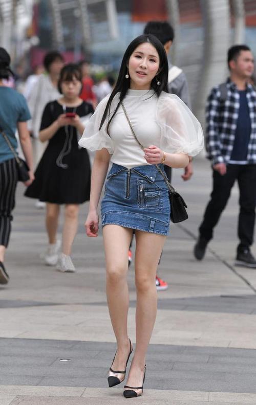 街拍美女:修身耐看的牛仔短裙,你穿上也能展现出优雅潇洒的美