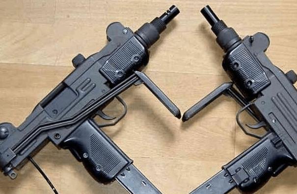 倡导安全第一的冲锋枪,三道保险把关,单手持握发射也没事