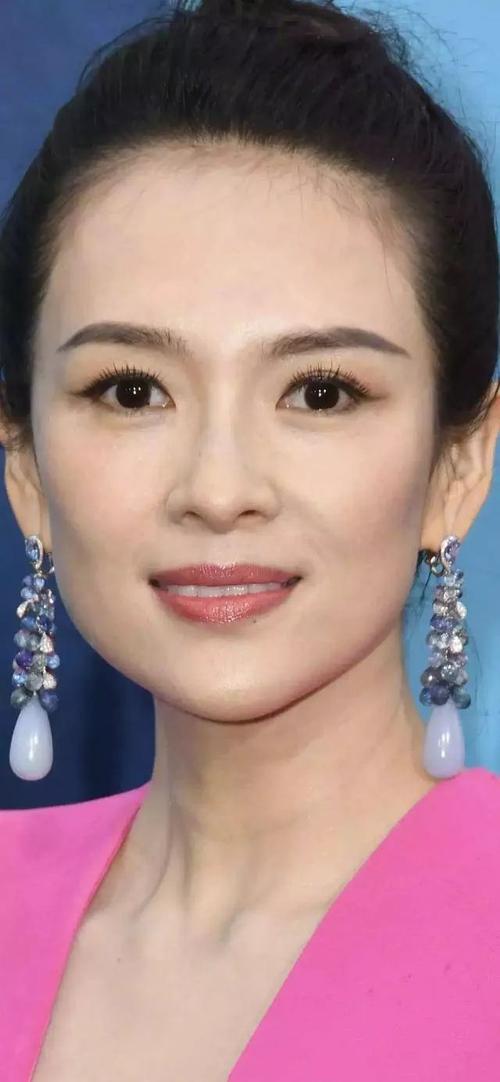 作为中国最有影响力的女明星,她也没去做做填充,想办法改善一下.