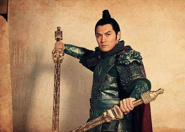 锏身为正方四棱形,锏粗约二寸,其后粗,越向其前端越细,逐步呈现方锥形