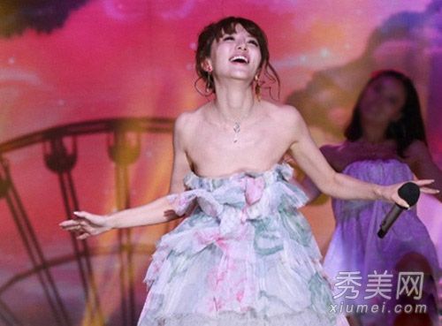 张柏芝周韦彤柳岩 女星低胸滑落大走光/图