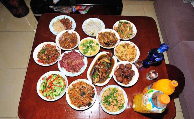 但是到了年终,饭店特别的难订,其实有一个很简单的方法,就是学几道