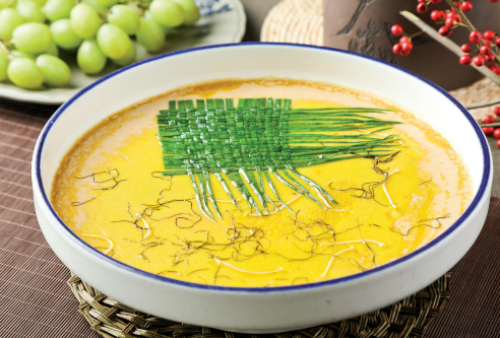 美食频道 食在长三角 长三角特色菜   荷叶衬底,莲花点缀其间,此菜有