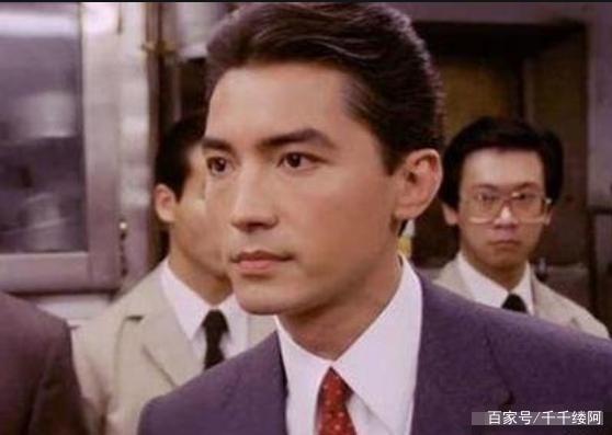 年轻时的尊龙是千万女网友心中的白马王子,身材高大,外表英俊,气质