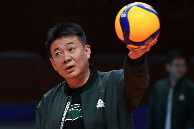 中国女排主教练蔡斌罕见生气揪出一名水货