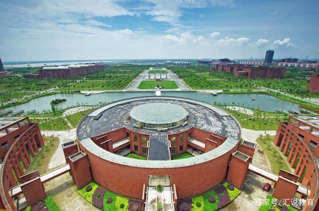 江西师大瑶湖校区四大教学楼:惟义楼,名达楼,先骕楼,方荫楼.