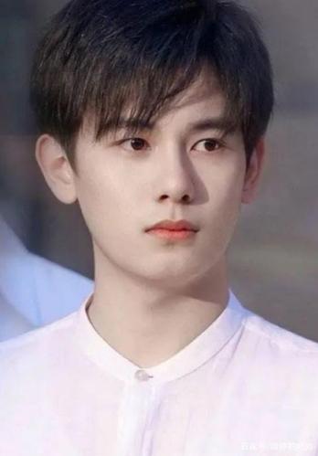 胡先煦"性转照"获好评,他穿女装的样子,比18岁时的郑爽还清纯