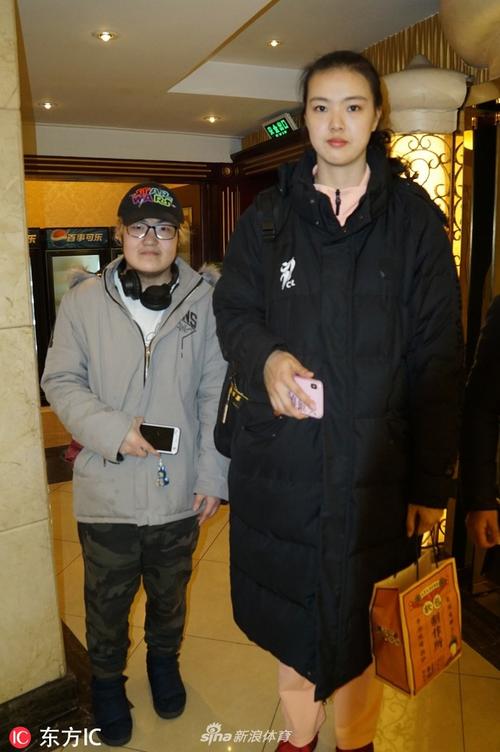 江苏女排输球人气不减 张常宁合影粉丝忙不停