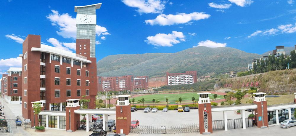 总投资7亿元,办学规模在校生7000人,学校内设幼儿园,小学,初中,高中