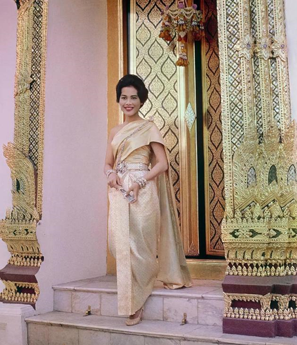 诗丽吉年轻时候是真的美,尤其是穿泰国的传统服饰,也难怪国外媒体对