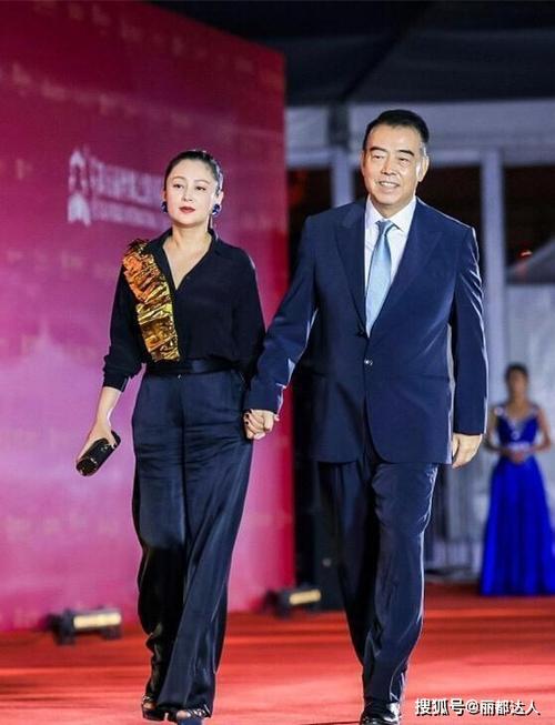 原创陈凯歌老婆淡妆模样太憔悴穿得也挺素但丰腴身材太吸睛