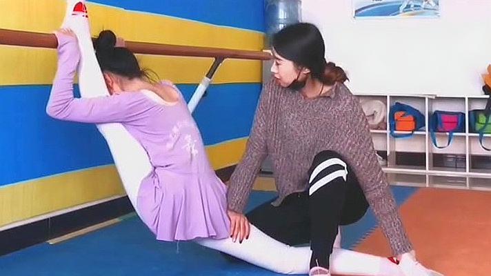 小美女舞蹈房横叉耗腿,腿都弯成这样老师还往下压,看着真心疼!