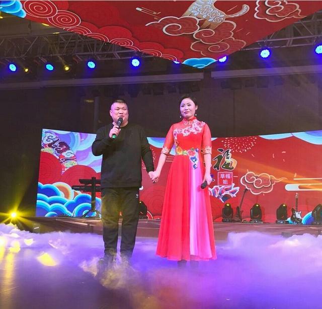 草帽姐牵手老公上台演出,带一双儿女上综艺,一家四口都成名人!