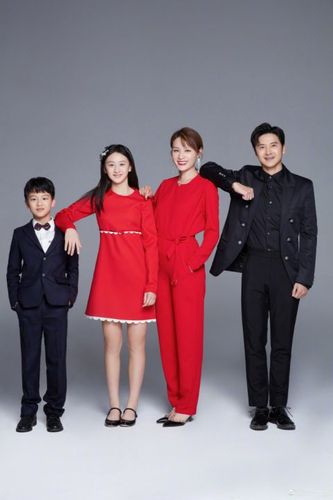 叶一茜晒一家四口全家福合照:一岁一礼,一寸欢喜