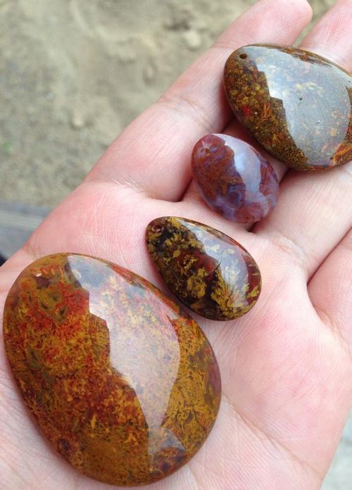 求鉴别这是什么石头,值钱吗