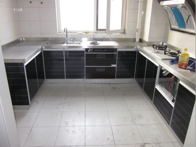 装修架不住父亲劝说,在厨房装了不锈钢台面,简直就是捡了宝