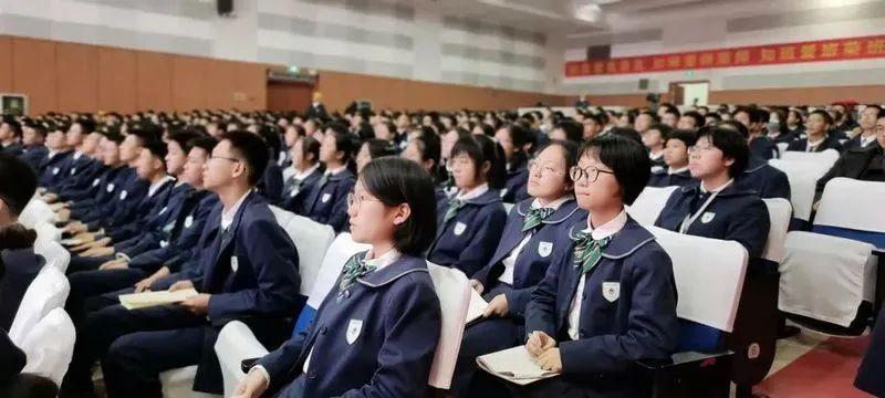 特此,小车特地从衡水中学官网查看发现,衡水中学的校服确实不是黄色
