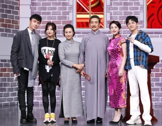 66岁寇振海一家三口照曝光,小21岁娇妻露面,12岁儿子身高超妈妈