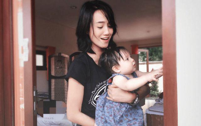 朱丹二胎儿子嘴巴像爸肤色像妈晒姐弟温馨画面好有爱