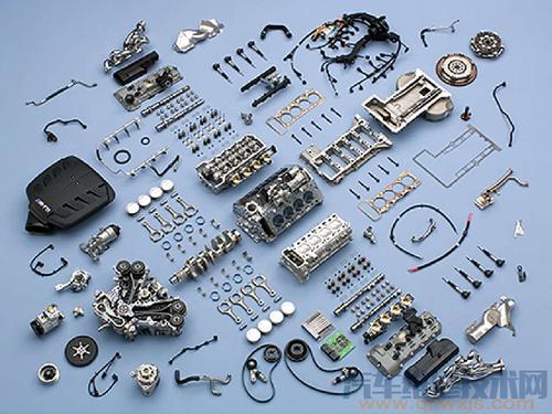 发动机拆散之后,零部件也是一大堆