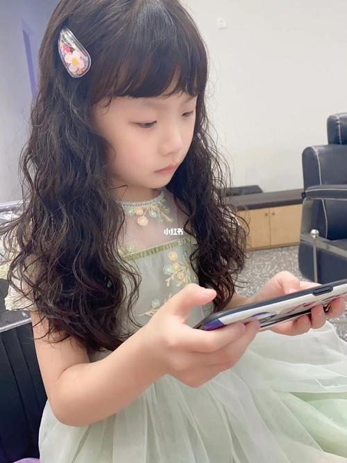 小女孩一定要烫一次法式卷,自然免搭理烫韩式烫发首先