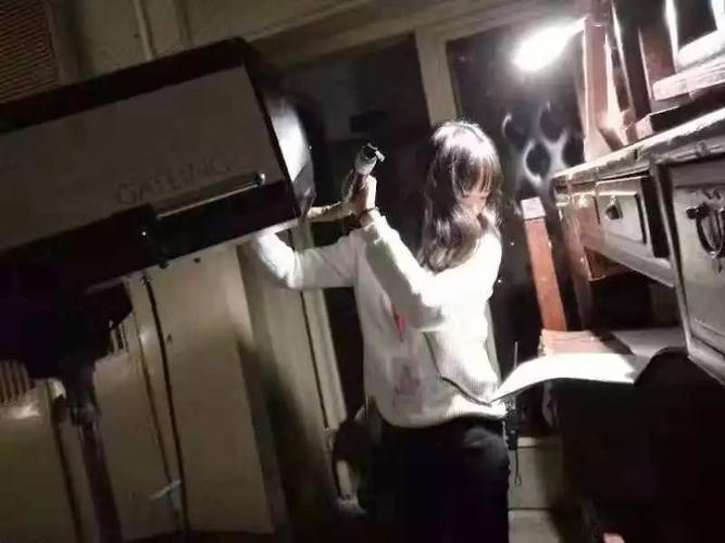关于追光小姐姐:真·追光少女,让你在聚光灯下,成为今晚的主角.