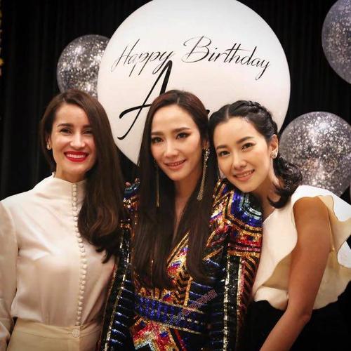 【泰国娱乐】noon woranuch 和 aump 两位冻龄女神在商场