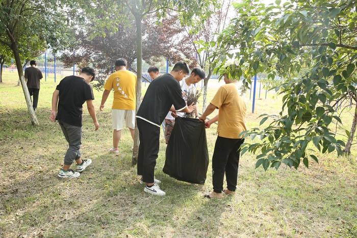 师生共同参加义务劳动,学院领导示范,老师带头,为广大学生上了一堂生