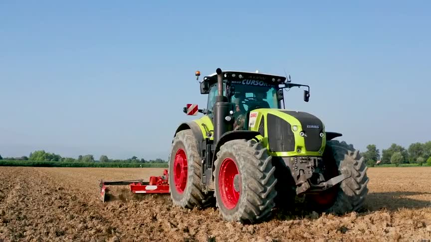 克拉斯和纽荷兰拖拉机配备马斯奇奥折叠动力耙进行整地任务