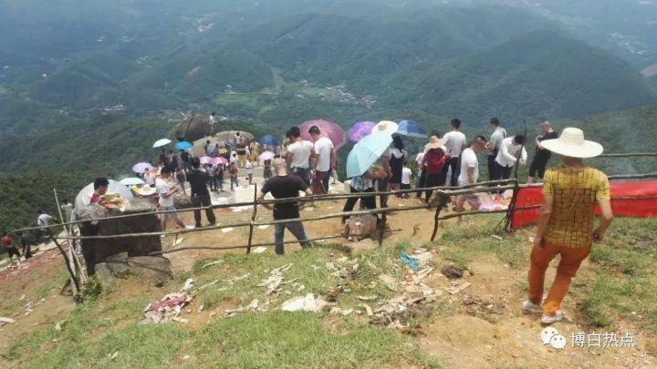 云飞嶂上:川流不息人群拜祭一代名将庞孝泰盛况空前!