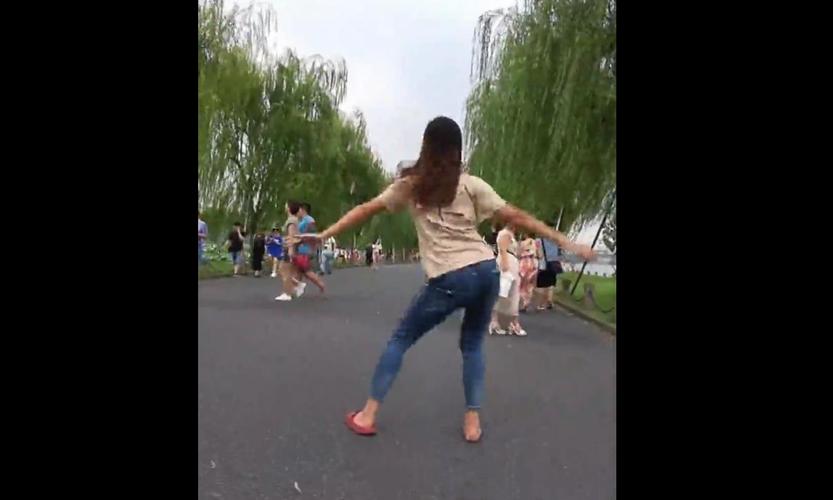 女主播挂破鞋"游街",月入过万,称:"哥哥"让我挂的,给钱!