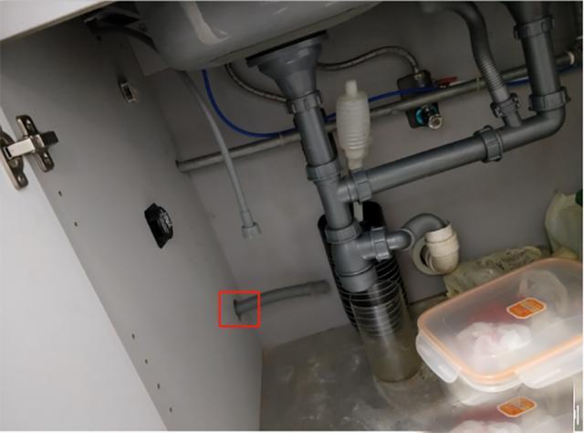 安装洗碗机,却忘记留专用的进出水口,师傅:这不是我的